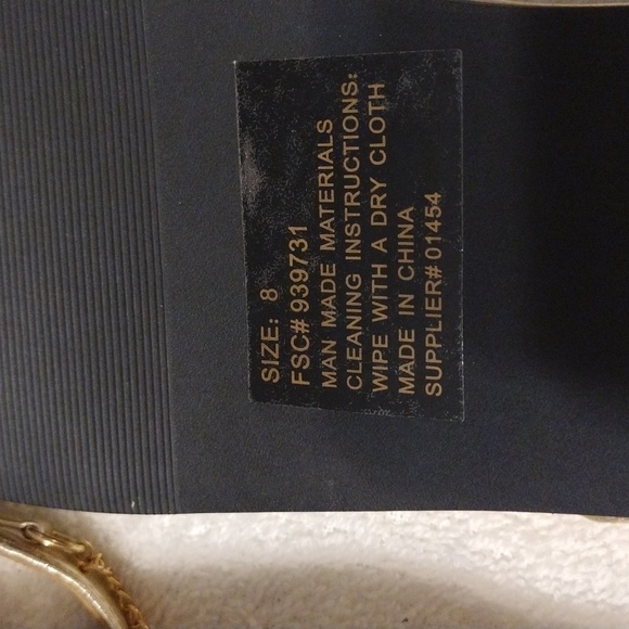 Vintage Women's, handbag and matching  toe sandal in gold. - Picture 5 of 9